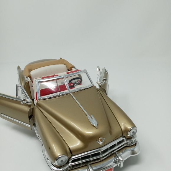 Diecast 1/18 Scale Cadillac - Picture 8 of 16
